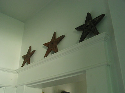 Jen put these stars above the door to the pantry and they look like they belong there.